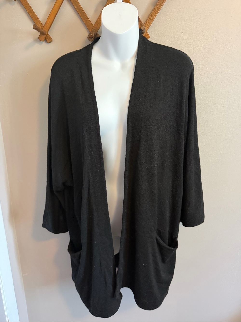 Wilfred Free Black Cardigan Size L
Soft minimalist closet staple